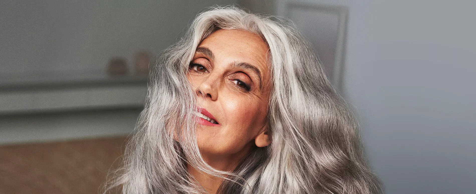 Femme aux cheveux entièrement argentés obtenus grâce au True Grey Wella Professionals