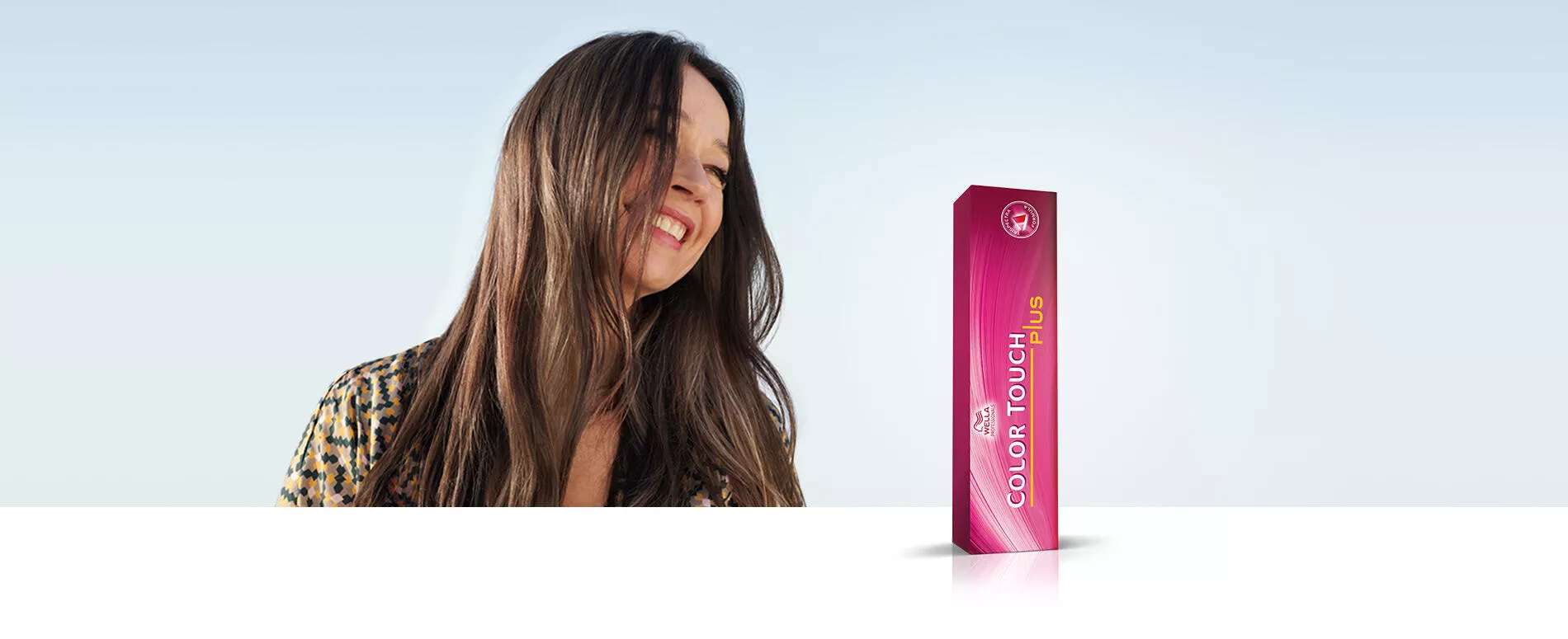 Imagen de mujer con cabello largo castaño brillante teñido con el producto Wella Professionals Color Touch