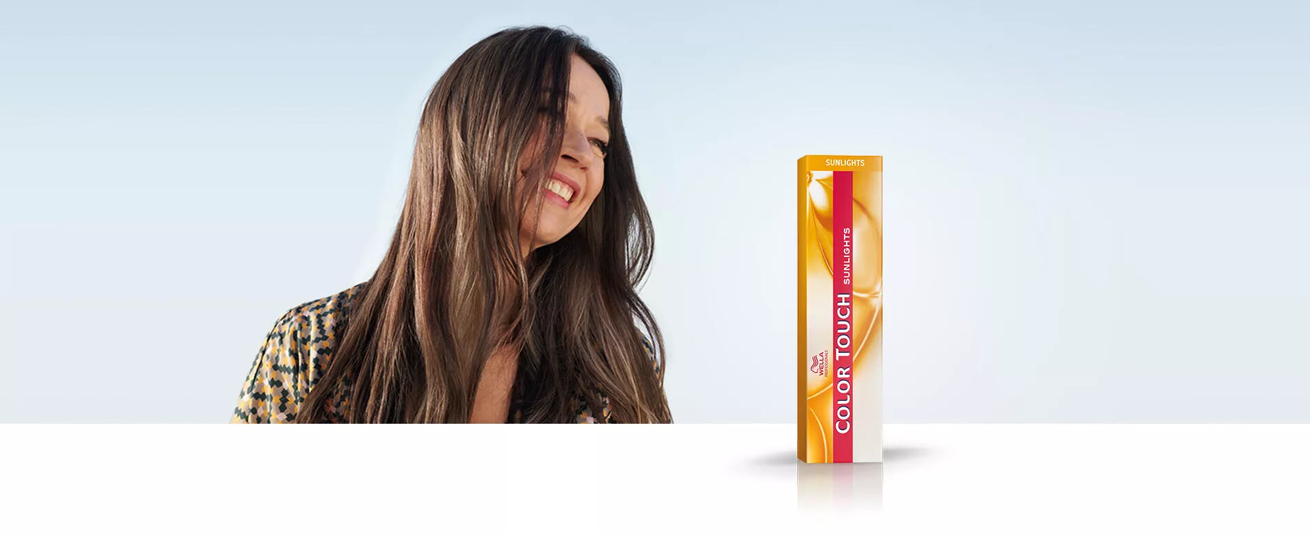 Imagen de mujer con cabello largo castaño brillante teñido con el producto Wella Professionals Color Touch