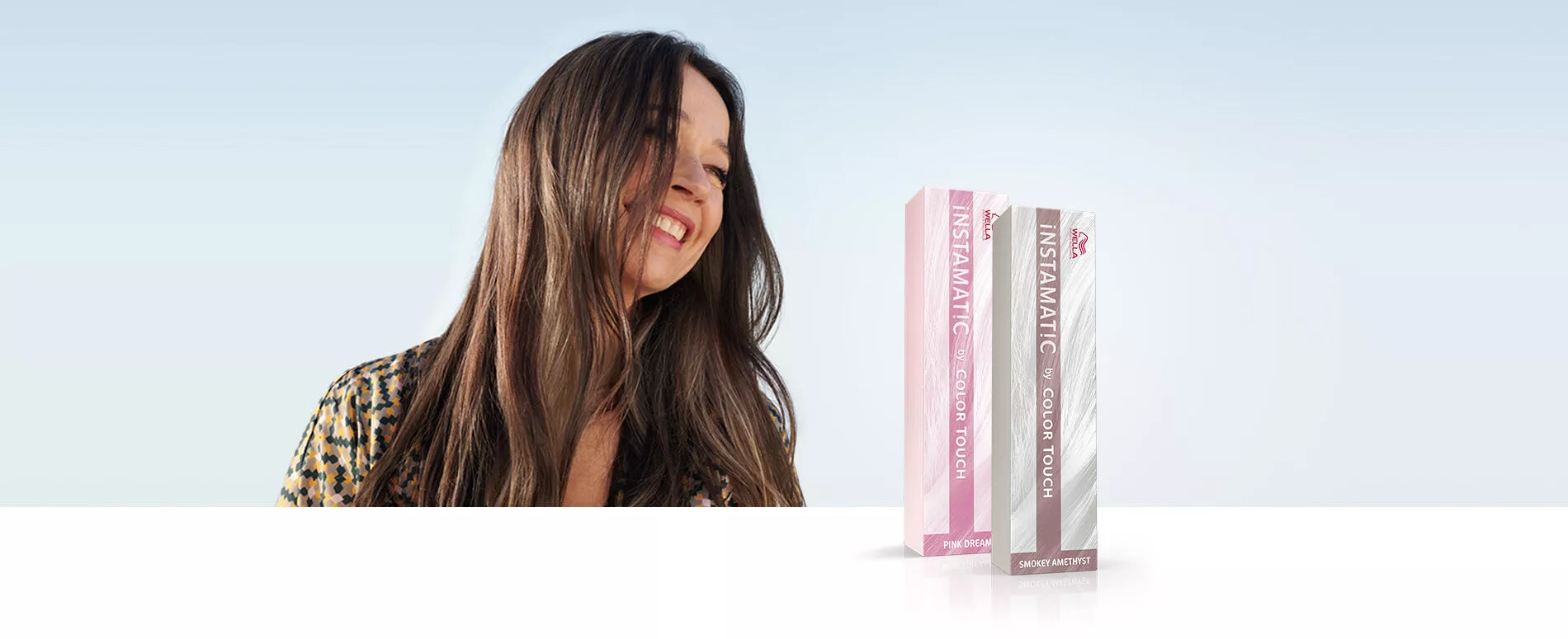 Foto di donna con capelli lunghi con colorazione castano luminoso con il prodotto Color Touch Wella Professionals