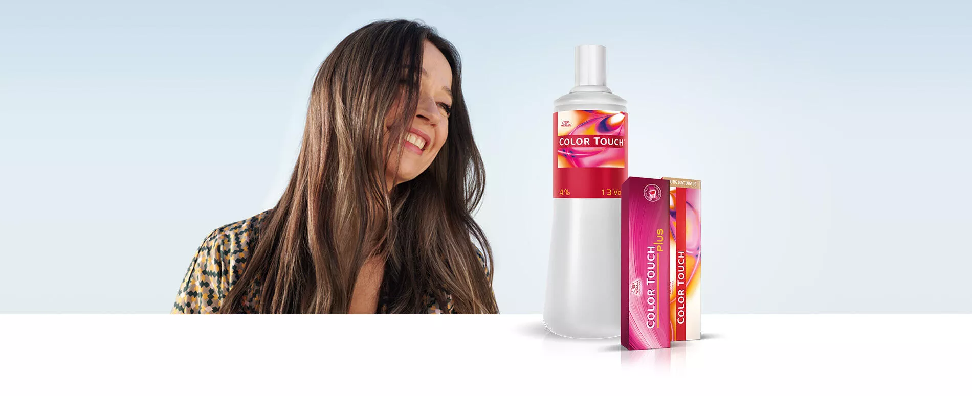 Изображение женщины с длинными блестящими каштановыми волосами со средством Color Touch от Wella Professionals
