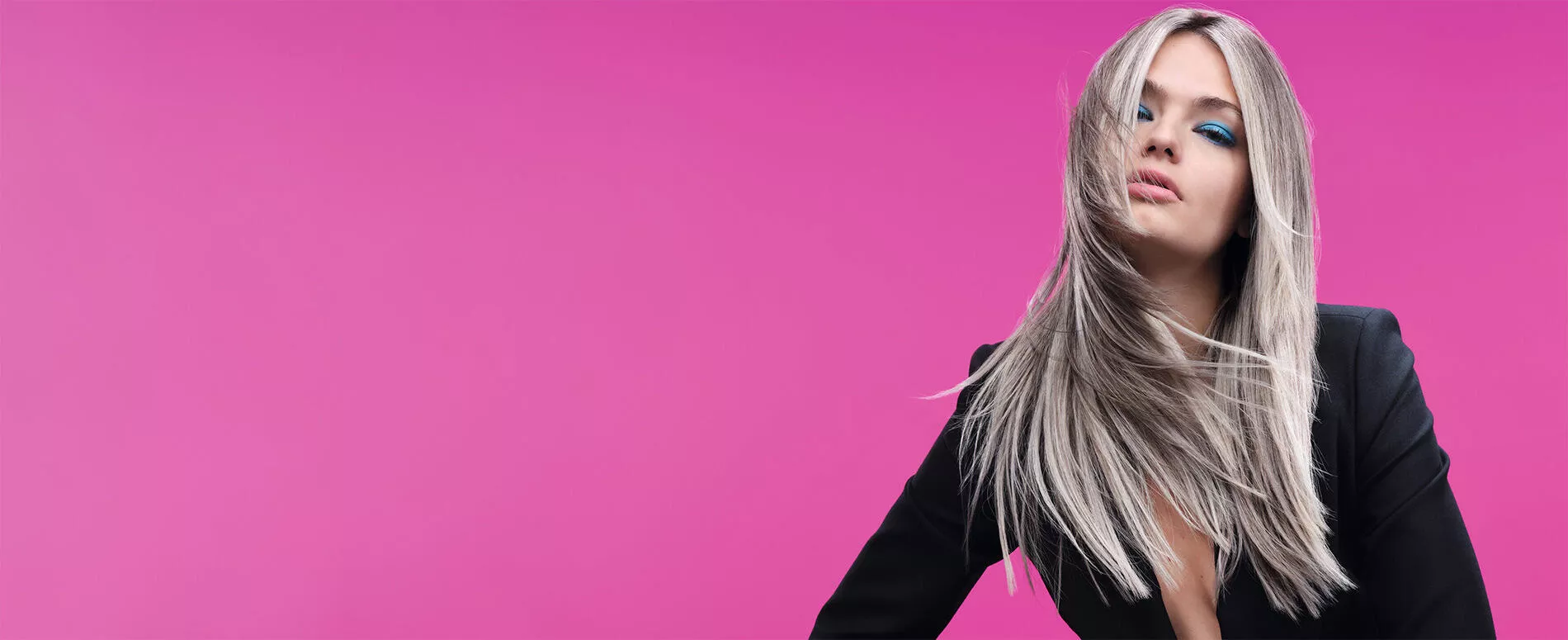 Blondine mit Express-Gesichtseinrahmungs-Farbservice vor pinkfarbenem Hintergrund