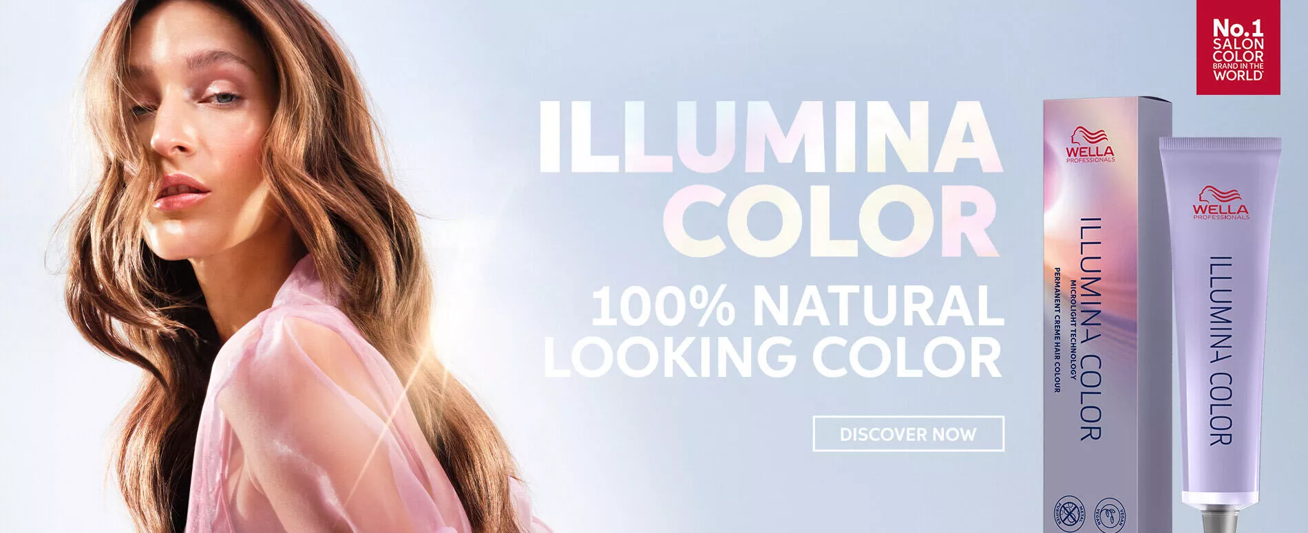 Μοντέλο με ανοιχτά καστανά κυματιστά μαλλιά δίπλα στις φωτογραφίες του 100% φυσικού προϊόντος μαλλιών, Illumina Color από τη Wella Professionals