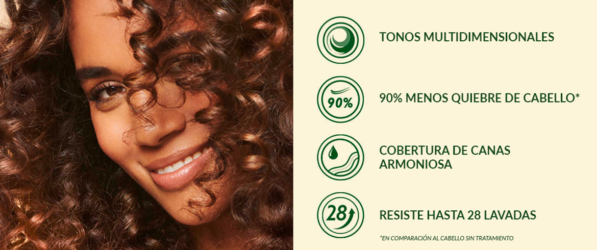 Mujer joven sonriendo con cabello rizado oscuro.