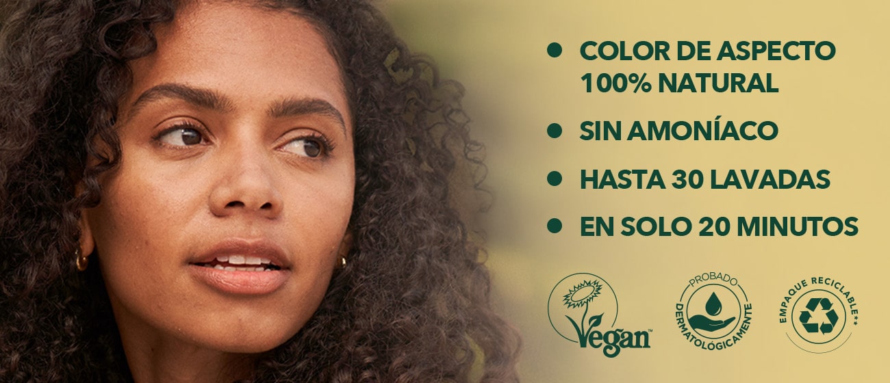 Mujer joven sonriendo con cabello rizado oscuro.