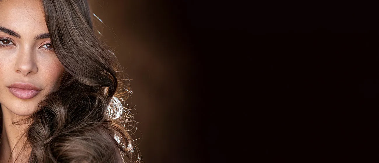 Koyu saç renkli kadın