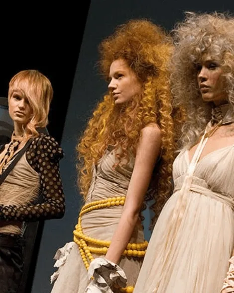 Fotografia do prêmio Wella Professionals Trendvision 2000: 3 mulheres com estilos de cabelo da Wella