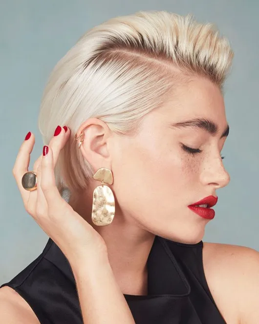 Mulher com cabelo loiro