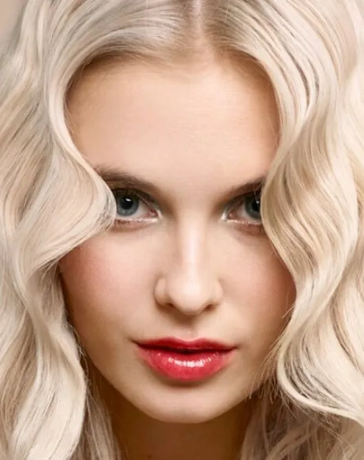 Mujer joven con pelo rizado brillante