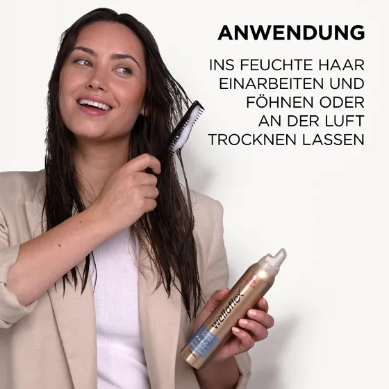 Braunhaariges Model. Den 2-Tages-Volumen Schaumfestiger von Wellaflex in das feuchte Haar einarbeiten und entweder natürlich trocknen lassen oder mit dem Föhn trocknen.