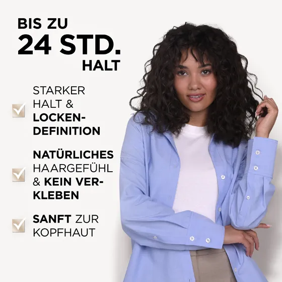 Model mit schwarzen, lockigen Haaren. Der Locken & Wellen Schaumfestiger von Wellaflex bietet einen Halt, der bis zu 24 Stunden anhält. Zudem bietet er einen starken Halt für deine Locken, sorgt für ein natürliches Hargefühl, ohne Rückstände zu hinterlassen und ist sanft zur Kopfhaut.