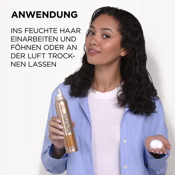 Schwarzhaariges Model. Den Locken & Wellen Schaumfestiger von Wellaflex in das feuchte Haar einarbeiten und entweder natürlich trocknen lassen oder mit dem Föhn trocknen.