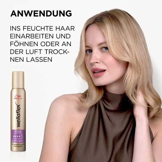 Blondhaariges Model. Den Fülle & Style Schaumfestiger von Wellaflex in das feuchte Haar einarbeiten und entweder natürlich trocknen lassen oder mit dem Föhn trocknen.