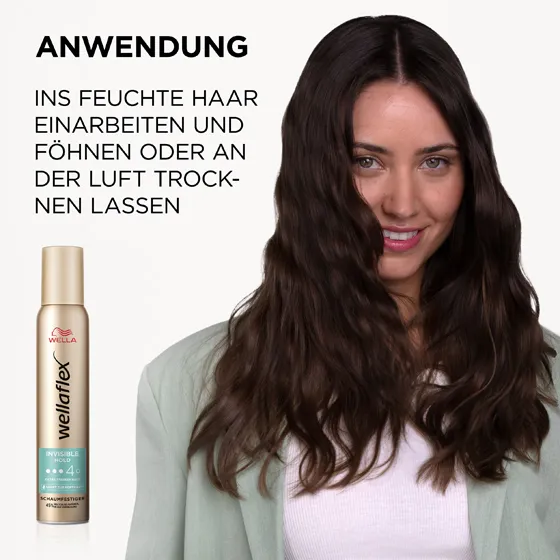 Braunhaariges Model. Den Invisible Hold Schaumfestiger von Wellaflex in das feuchte Haar einarbeiten und entweder natürlich trocknen lassen oder mit dem Föhn trocknen.