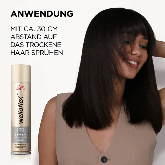 Braunhaariges Model, das sich von Wellaflex das Shine & Hold Haarspray in die Haare sprüht. Das Haarspray sollte aus einer Entfernung von 30 Zentimetern auf das Haar aufgetragen werden.