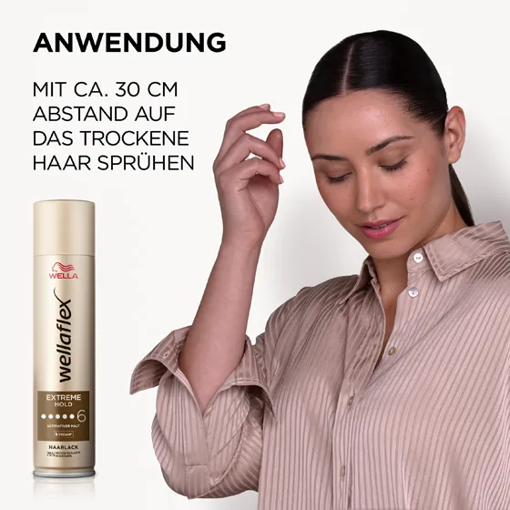 Braunhaariges Model, das sich von Wellaflex den Extreme Hold Haarlack in die Haare sprüht. Der Haarlack sollte aus einer Entfernung von 30 Zentimetern auf das Haar aufgetragen werden.